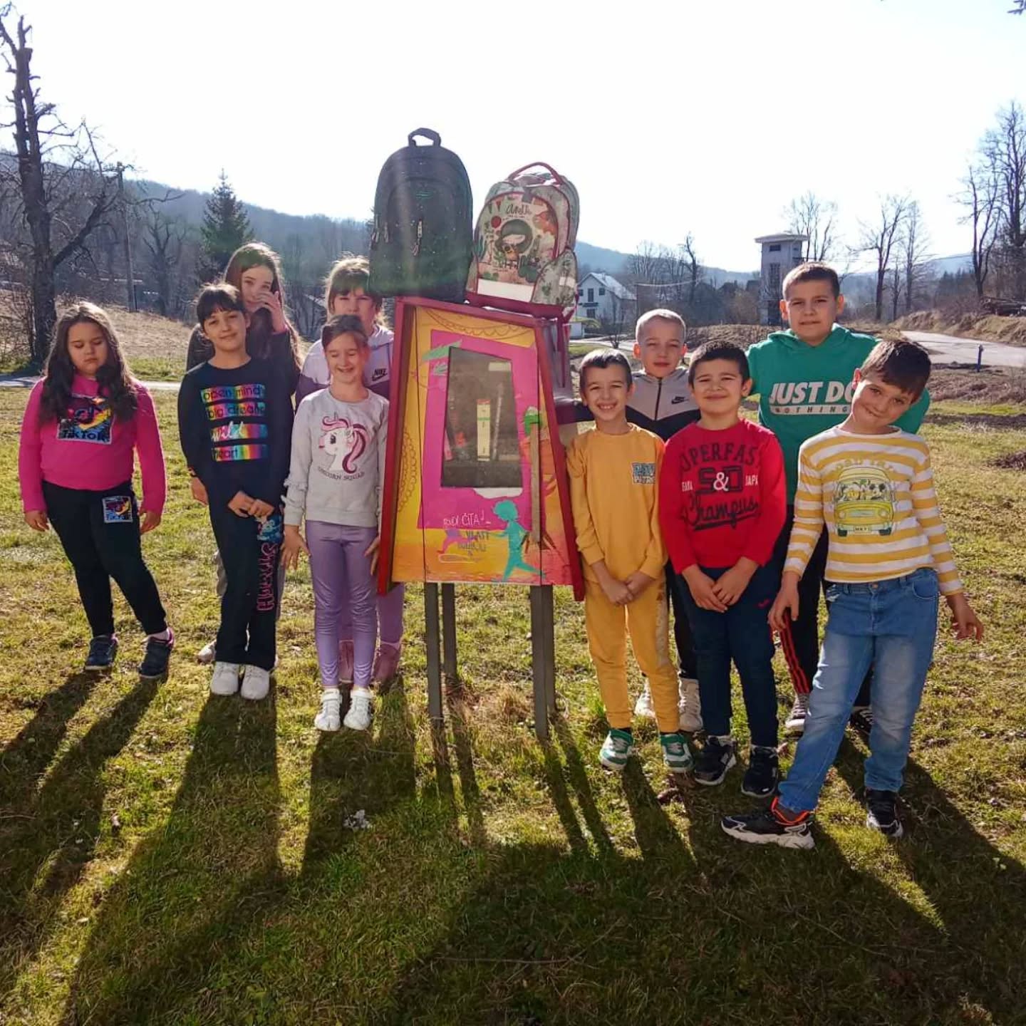 Knjižnični ruksaci na putu u drugu školu