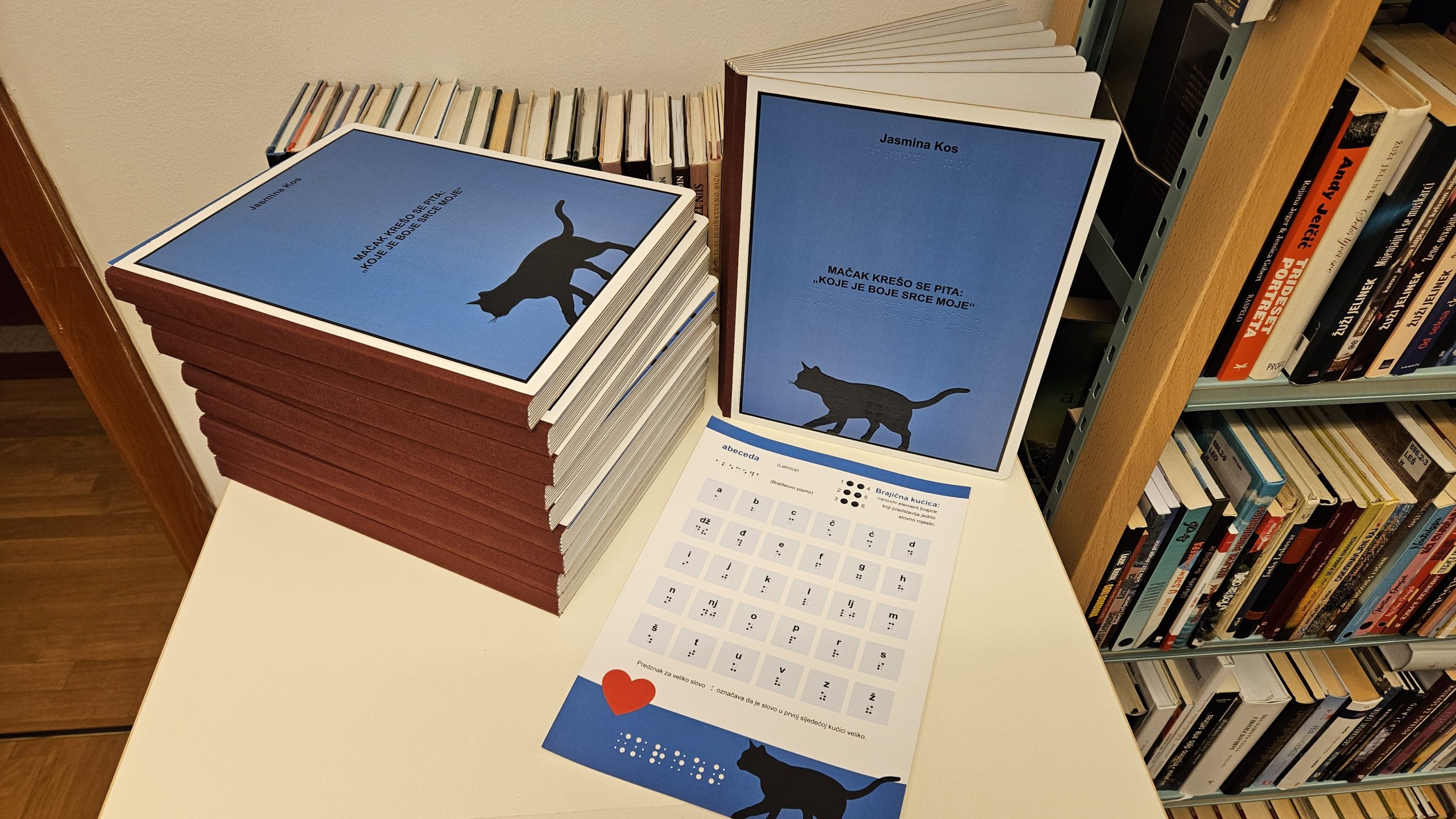 Donacija taktilne slikovnice “Mačak Krešo se pita: Koje je boje srce moje”