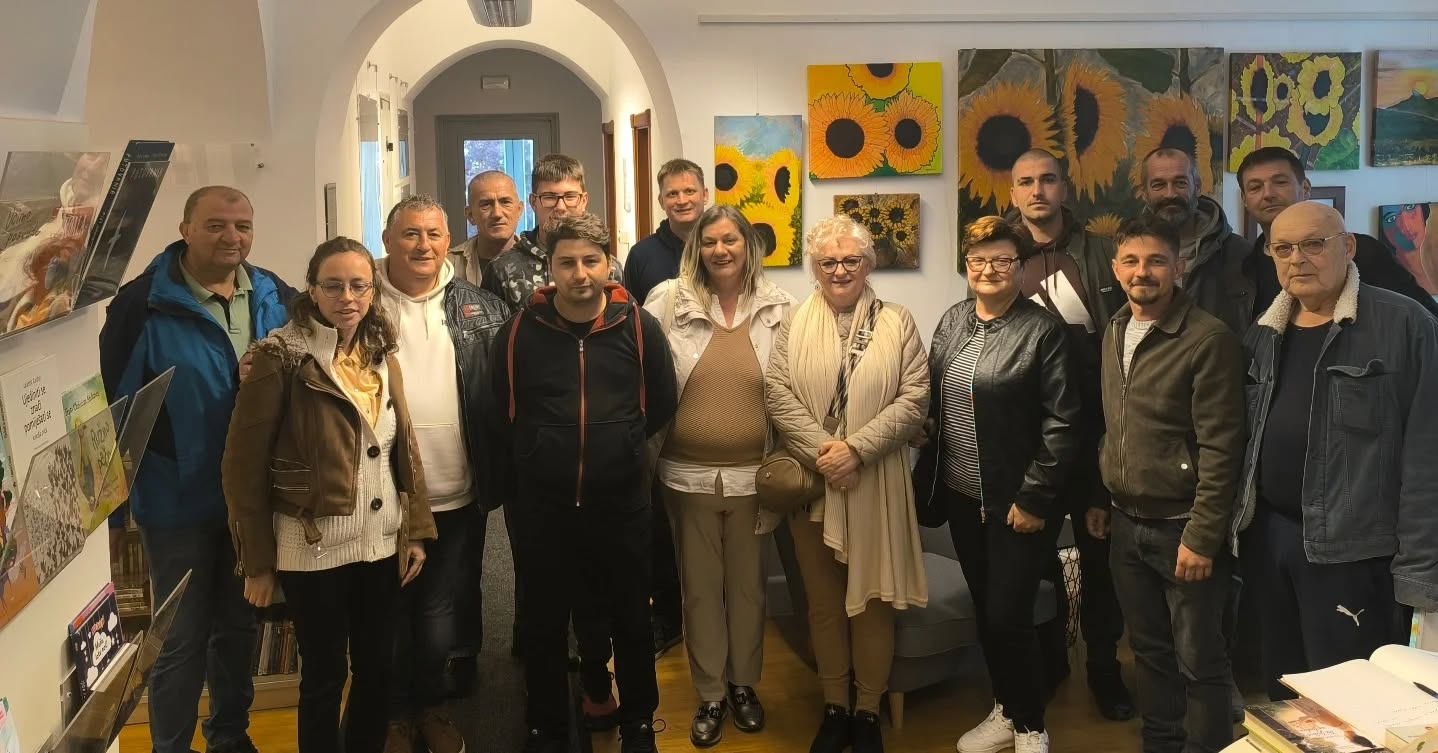 Razgledavanje izložbe umjetničkih radova Zvonka Bartolovića