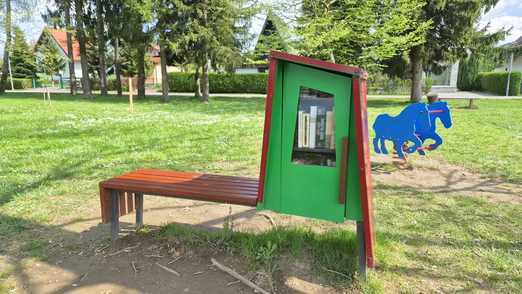 Male slobodne knjižnice popunjene knjigama